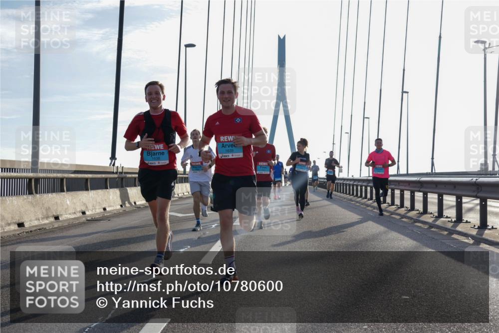 03.10.2026 - Köhlbrandbrückenlauf Yannick Fuchs http://msf.ph/oto/10780600 03.10.2026 09:26:20 Position 1 1639, 1638 meine-sportfotos.de