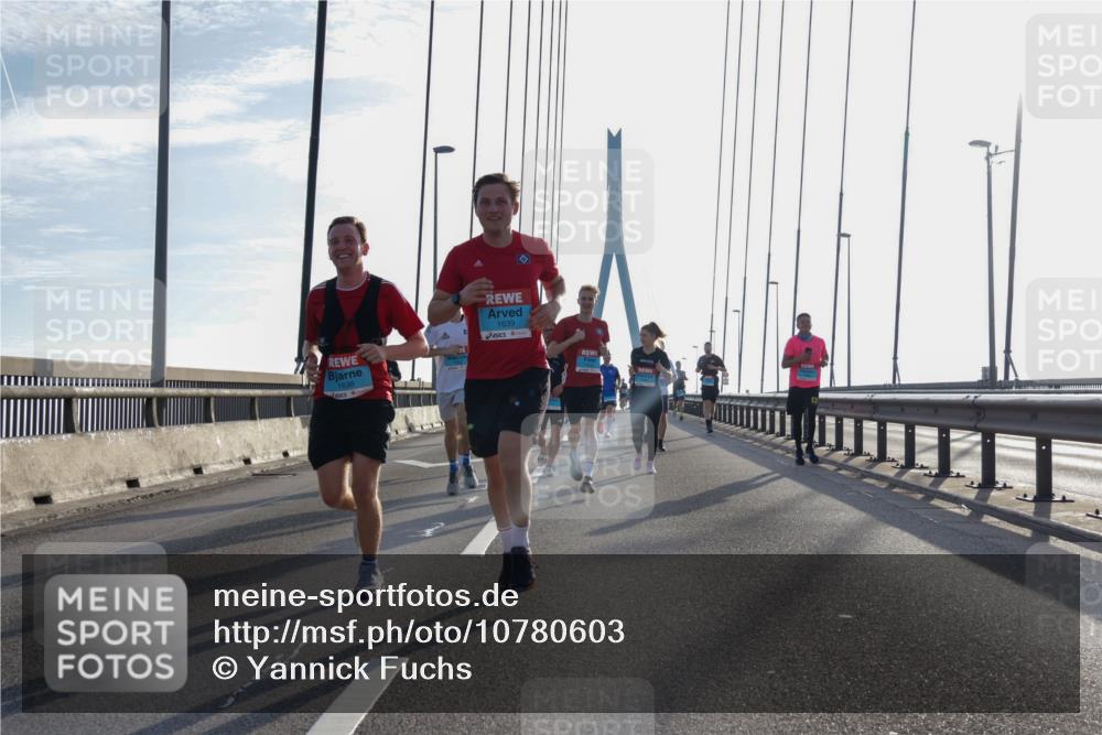 03.10.2026 - Köhlbrandbrückenlauf Yannick Fuchs http://msf.ph/oto/10780603 03.10.2026 09:26:20 Position 1 1638, 1639 meine-sportfotos.de