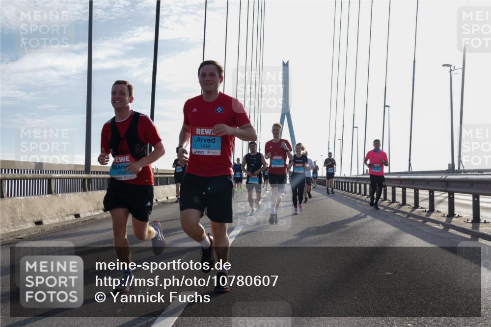 03.10.2026 - Köhlbrandbrückenlauf Yannick Fuchs http://msf.ph/oto/10780607 03.10.2026 09:26:21 Position 1 1636, 1639 meine-sportfotos.de