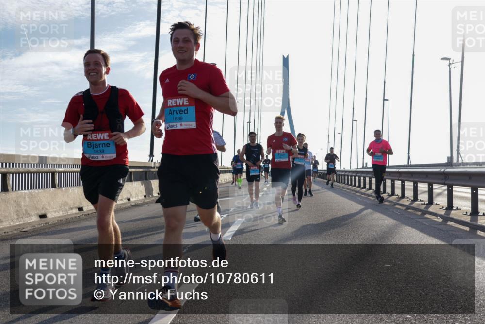 03.10.2026 - Köhlbrandbrückenlauf Yannick Fuchs http://msf.ph/oto/10780611 03.10.2026 09:26:21 Position 1 1638, 1639 meine-sportfotos.de