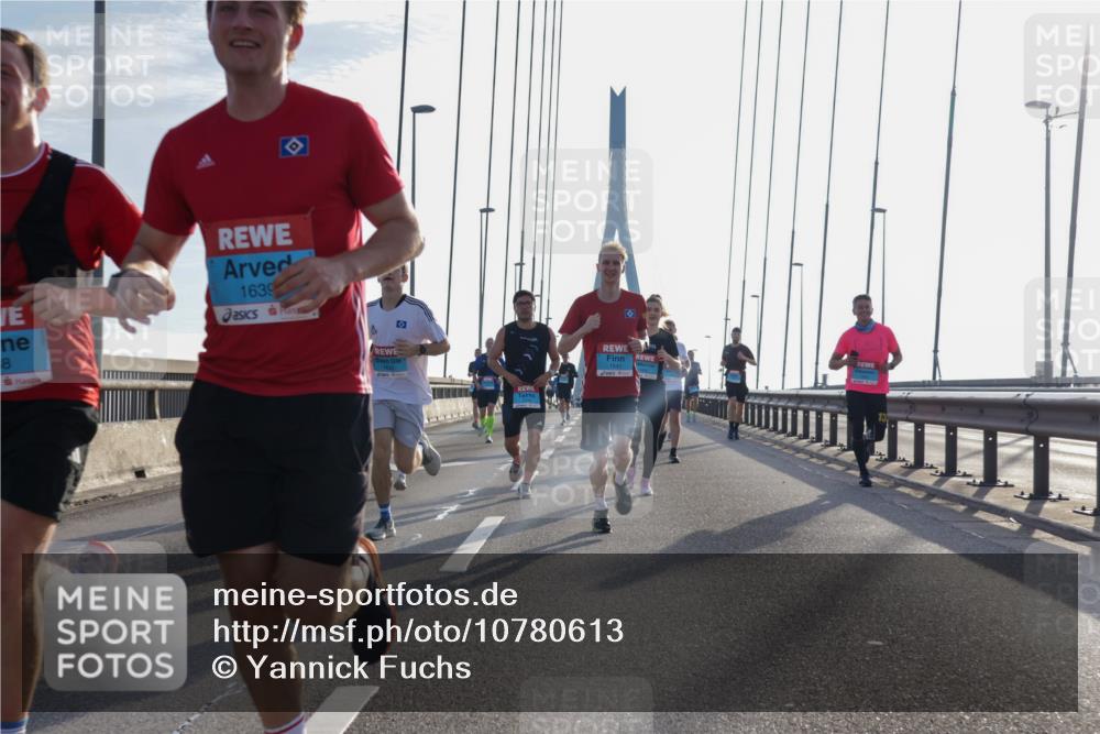03.10.2026 - Köhlbrandbrückenlauf Yannick Fuchs http://msf.ph/oto/10780613 03.10.2026 09:26:21 Position 1 8, 1639, 1641 meine-sportfotos.de