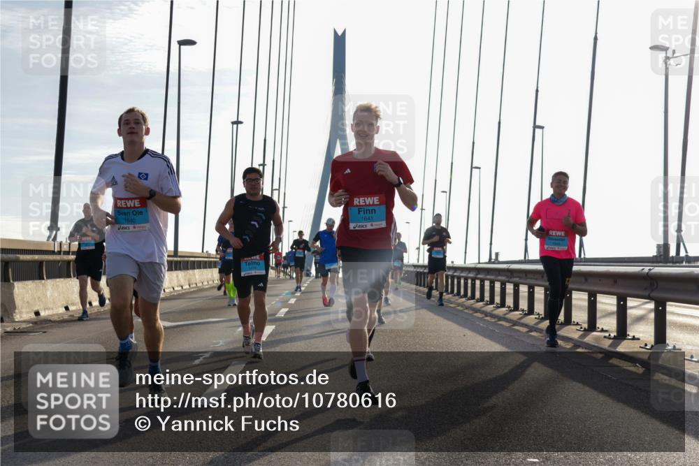 03.10.2026 - Köhlbrandbrückenlauf Yannick Fuchs http://msf.ph/oto/10780616 03.10.2026 09:26:22 Position 1 1640, 1418, 1641 meine-sportfotos.de