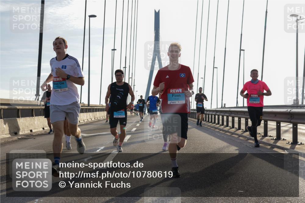 03.10.2026 - Köhlbrandbrückenlauf Yannick Fuchs http://msf.ph/oto/10780619 03.10.2026 09:26:22 Position 1 1640, 1641 meine-sportfotos.de