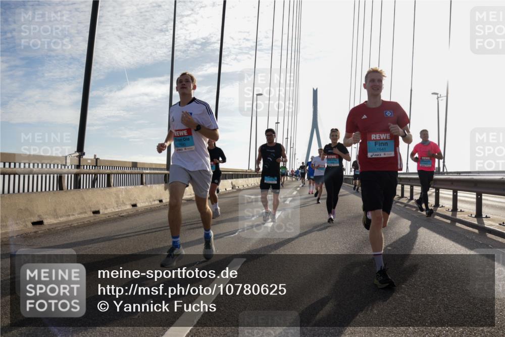 03.10.2026 - Köhlbrandbrückenlauf Yannick Fuchs http://msf.ph/oto/10780625 03.10.2026 09:26:22 Position 1 1640, 1641 meine-sportfotos.de