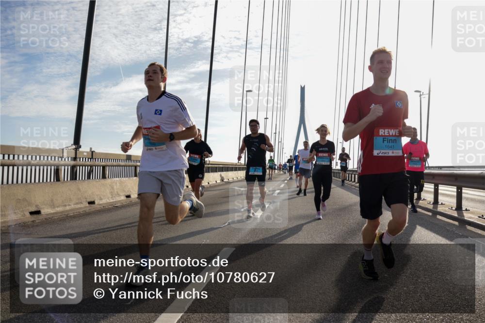 03.10.2026 - Köhlbrandbrückenlauf Yannick Fuchs http://msf.ph/oto/10780627 03.10.2026 09:26:23 Position 1 1641, 1640 meine-sportfotos.de