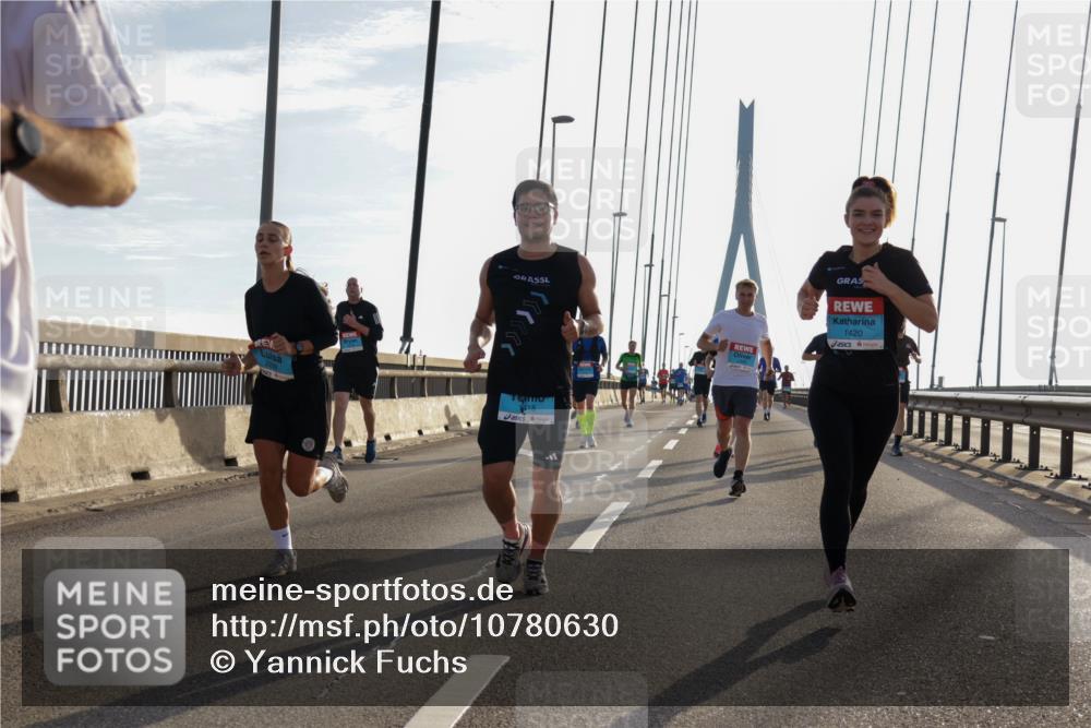 03.10.2026 - Köhlbrandbrückenlauf Yannick Fuchs http://msf.ph/oto/10780630 03.10.2026 09:26:23 Position 1 1418, 1420 meine-sportfotos.de