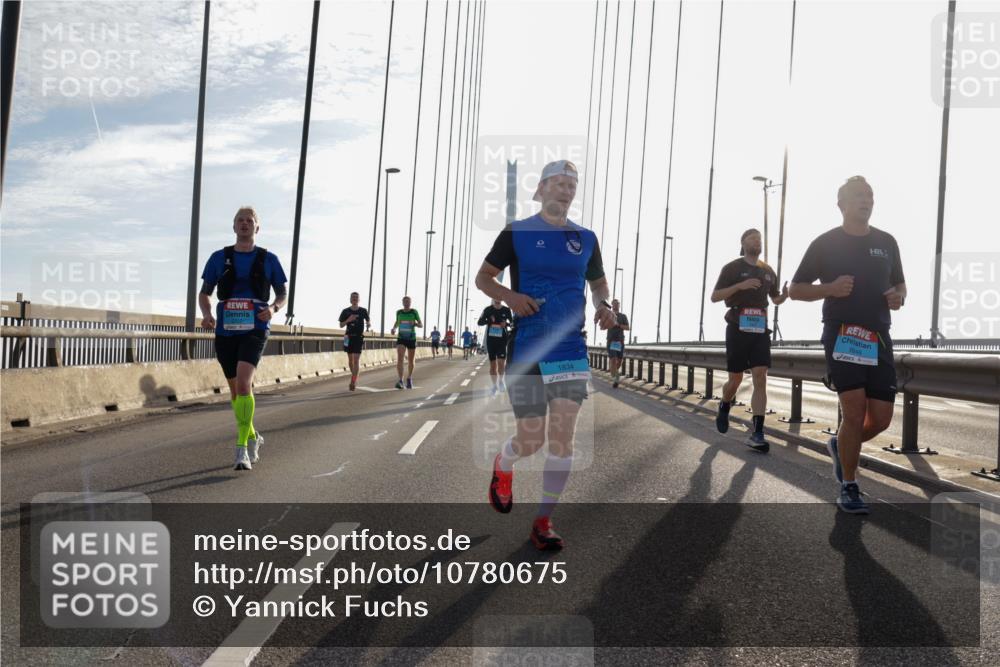 03.10.2026 - Köhlbrandbrückenlauf Yannick Fuchs http://msf.ph/oto/10780675 03.10.2026 09:26:27 Position 1 2257, 1834, 1648 meine-sportfotos.de