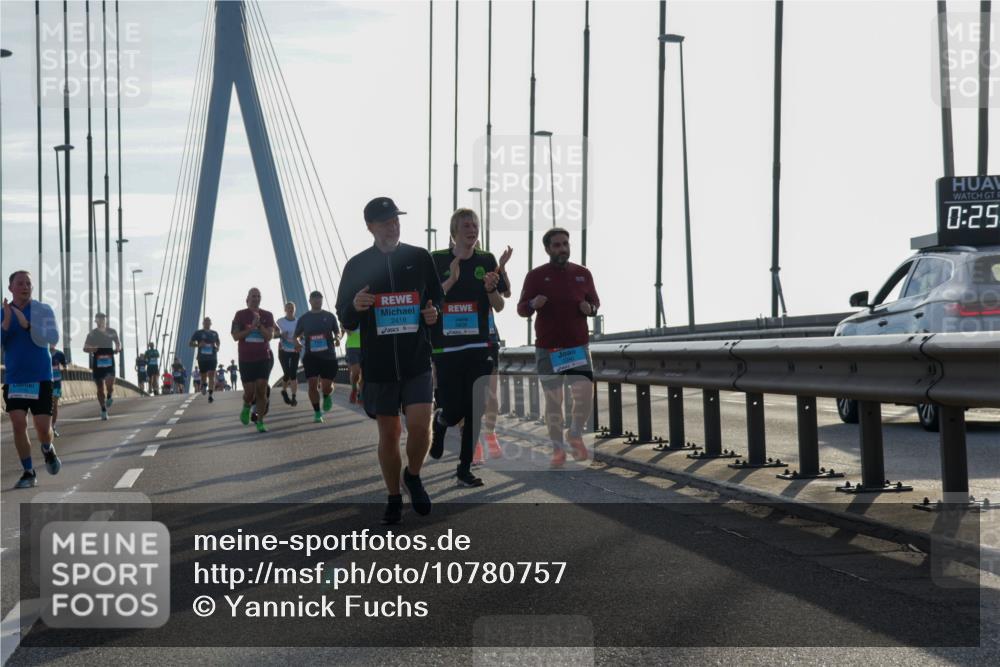 03.10.2026 - Köhlbrandbrückenlauf Yannick Fuchs http://msf.ph/oto/10780757 03.10.2026 09:26:35 Position 1 2418, 0, 25 meine-sportfotos.de