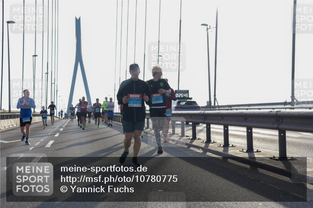 03.10.2026 - Köhlbrandbrückenlauf Yannick Fuchs http://msf.ph/oto/10780775 03.10.2026 09:26:37 Position 1 2418, 0, 25, 45 meine-sportfotos.de