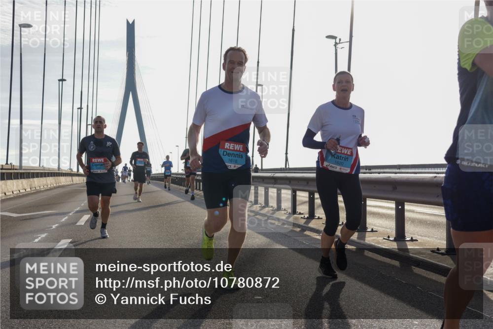 03.10.2026 - Köhlbrandbrückenlauf Yannick Fuchs http://msf.ph/oto/10780872 03.10.2026 09:26:46 Position 1 1049, 1618, 1620 meine-sportfotos.de