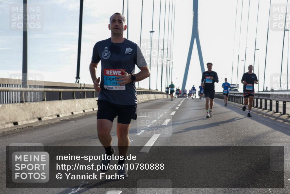 03.10.2026 - Köhlbrandbrückenlauf Yannick Fuchs http://msf.ph/oto/10780888 03.10.2026 09:26:48 Position 1 1049 meine-sportfotos.de