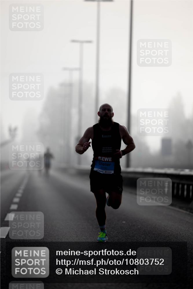 03.10.2026 - Köhlbrandbrückenlauf Michael Strokosch http://msf.ph/oto/10803752 03.10.2026 09:10:25 Position 3 2100 meine-sportfotos.de