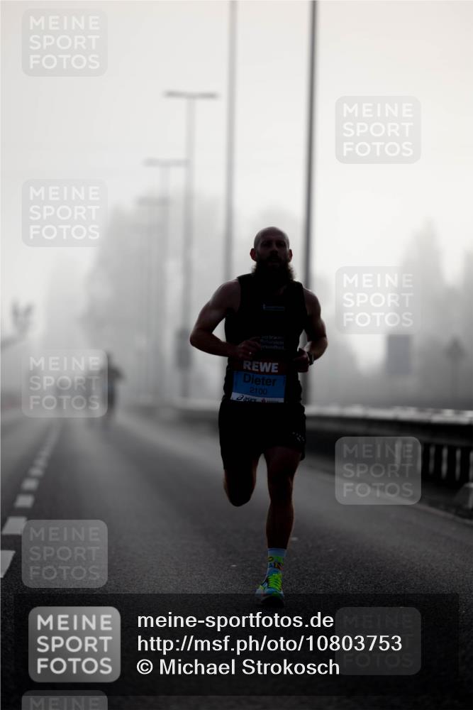 03.10.2026 - Köhlbrandbrückenlauf Michael Strokosch http://msf.ph/oto/10803753 03.10.2026 09:10:25 Position 3 2100 meine-sportfotos.de