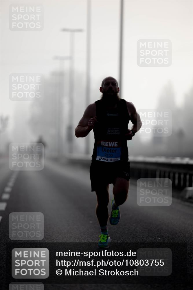 03.10.2026 - Köhlbrandbrückenlauf Michael Strokosch http://msf.ph/oto/10803755 03.10.2026 09:10:26 Position 3 2100 meine-sportfotos.de