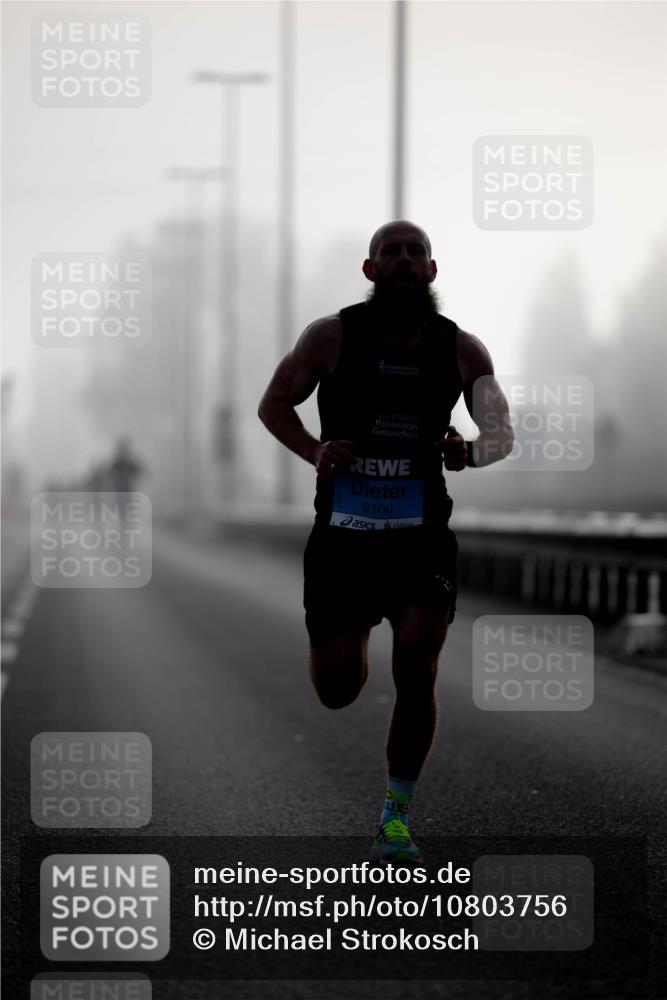 03.10.2026 - Köhlbrandbrückenlauf Michael Strokosch http://msf.ph/oto/10803756 03.10.2026 09:10:26 Position 3 2100 meine-sportfotos.de