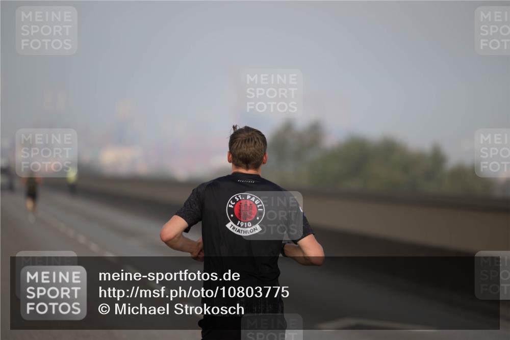 03.10.2026 - Köhlbrandbrückenlauf Michael Strokosch http://msf.ph/oto/10803775 03.10.2026 09:10:49 Position 3 1910 meine-sportfotos.de