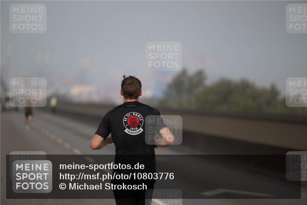 03.10.2026 - Köhlbrandbrückenlauf Michael Strokosch http://msf.ph/oto/10803776 03.10.2026 09:10:49 Position 3 1910 meine-sportfotos.de