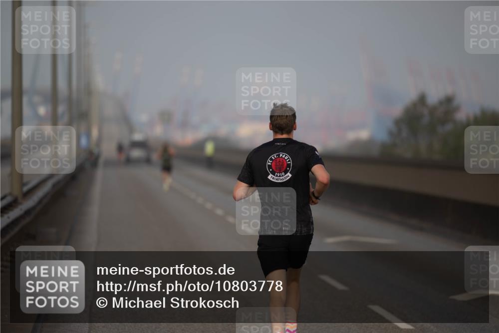 03.10.2026 - Köhlbrandbrückenlauf Michael Strokosch http://msf.ph/oto/10803778 03.10.2026 09:10:50 Position 3 1910 meine-sportfotos.de