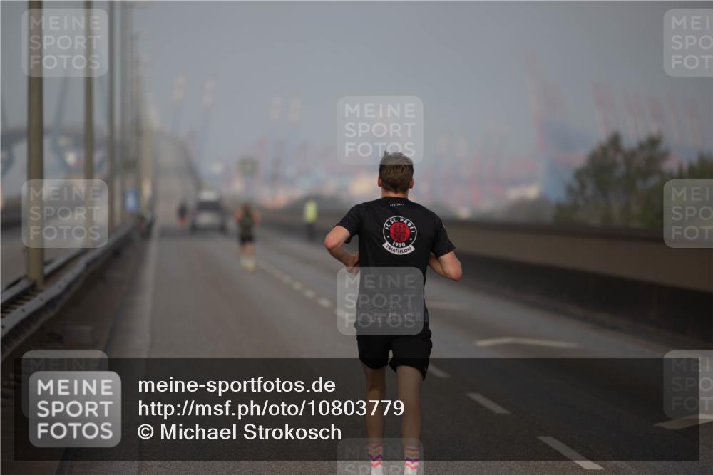 03.10.2026 - Köhlbrandbrückenlauf Michael Strokosch http://msf.ph/oto/10803779 03.10.2026 09:10:50 Position 3  meine-sportfotos.de