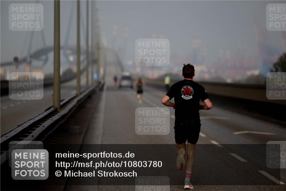 03.10.2026 - Köhlbrandbrückenlauf Michael Strokosch http://msf.ph/oto/10803780 03.10.2026 09:10:51 Position 3 1910 meine-sportfotos.de