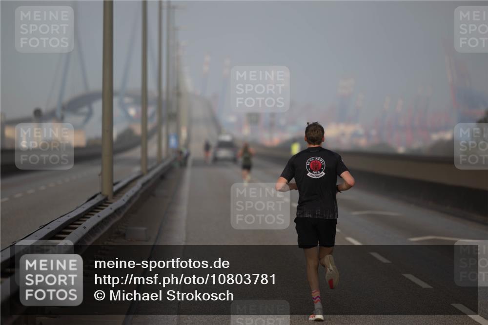 03.10.2026 - Köhlbrandbrückenlauf Michael Strokosch http://msf.ph/oto/10803781 03.10.2026 09:10:52 Position 3 1111, 1910 meine-sportfotos.de