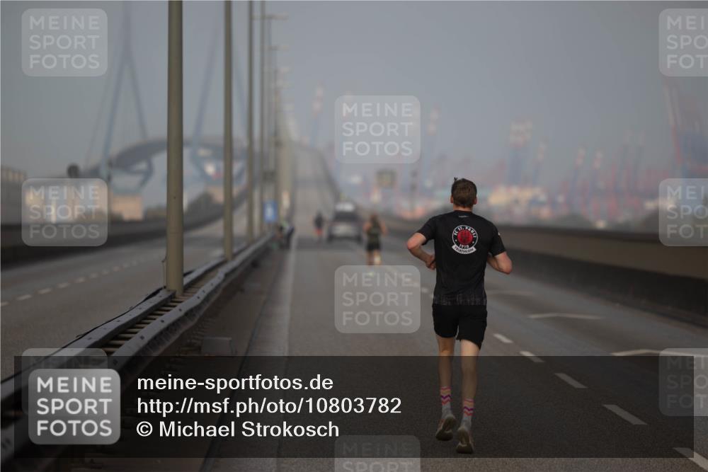 03.10.2026 - Köhlbrandbrückenlauf Michael Strokosch http://msf.ph/oto/10803782 03.10.2026 09:10:52 Position 3 1910 meine-sportfotos.de