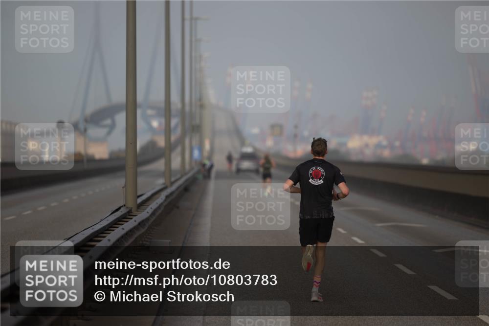 03.10.2026 - Köhlbrandbrückenlauf Michael Strokosch http://msf.ph/oto/10803783 03.10.2026 09:10:52 Position 3  meine-sportfotos.de