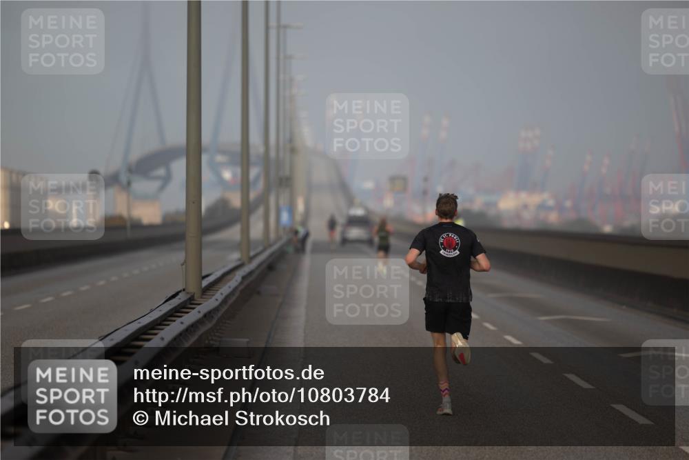 03.10.2026 - Köhlbrandbrückenlauf Michael Strokosch http://msf.ph/oto/10803784 03.10.2026 09:10:53 Position 3  meine-sportfotos.de