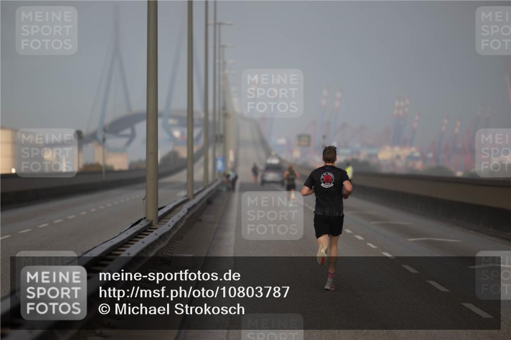 03.10.2026 - Köhlbrandbrückenlauf Michael Strokosch http://msf.ph/oto/10803787 03.10.2026 09:10:54 Position 3  meine-sportfotos.de