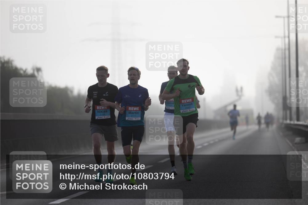 03.10.2026 - Köhlbrandbrückenlauf Michael Strokosch http://msf.ph/oto/10803794 03.10.2026 09:11:07 Position 3 2026, 2106, 2111, 2131, 2043 meine-sportfotos.de