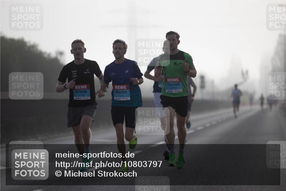 03.10.2026 - Köhlbrandbrückenlauf Michael Strokosch http://msf.ph/oto/10803797 03.10.2026 09:11:08 Position 3 2026, 2106, 2111, 2043 meine-sportfotos.de