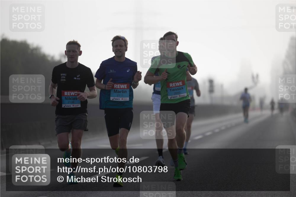03.10.2026 - Köhlbrandbrückenlauf Michael Strokosch http://msf.ph/oto/10803798 03.10.2026 09:11:08 Position 3 2026, 2106, 2111, 2043 meine-sportfotos.de