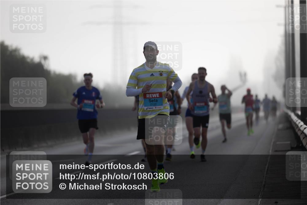 03.10.2026 - Köhlbrandbrückenlauf Michael Strokosch http://msf.ph/oto/10803806 03.10.2026 09:11:48 Position 3 2120 meine-sportfotos.de