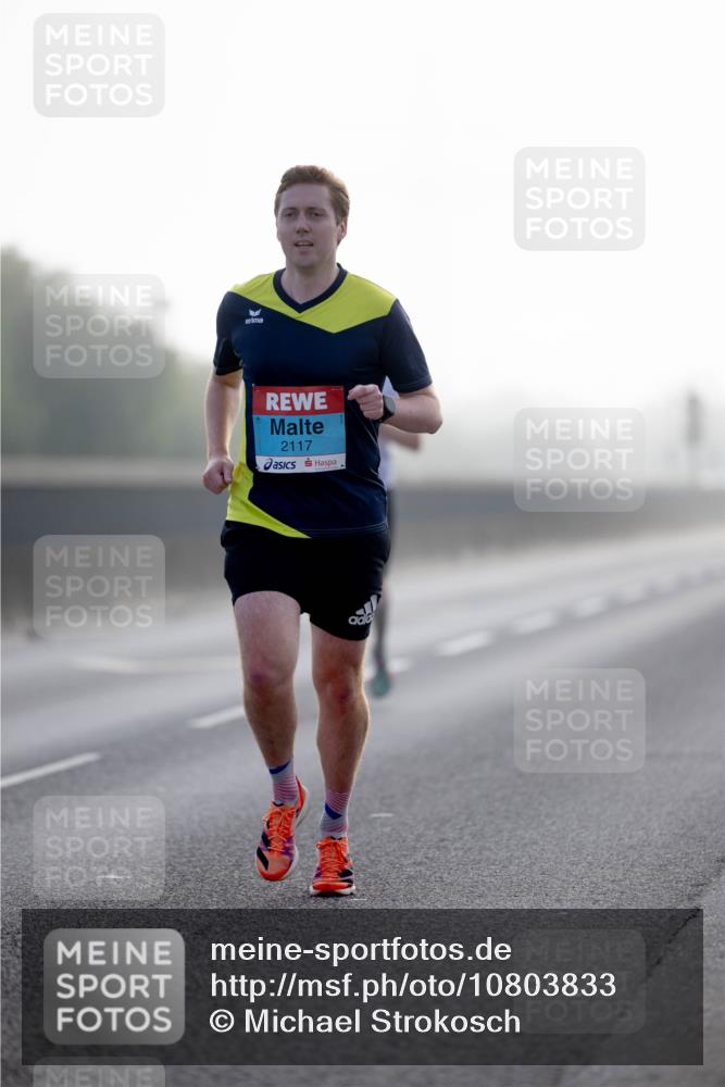 03.10.2026 - Köhlbrandbrückenlauf Michael Strokosch http://msf.ph/oto/10803833 03.10.2026 09:12:14 Position 3 2117 meine-sportfotos.de