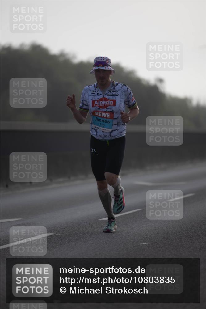 03.10.2026 - Köhlbrandbrückenlauf Michael Strokosch http://msf.ph/oto/10803835 03.10.2026 09:12:17 Position 3 1716, 33 meine-sportfotos.de