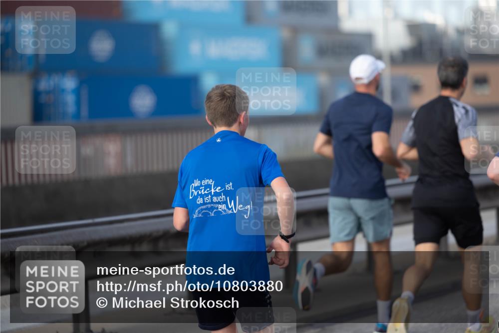 03.10.2026 - Köhlbrandbrückenlauf Michael Strokosch http://msf.ph/oto/10803880 03.10.2026 09:15:07 Position 3  meine-sportfotos.de