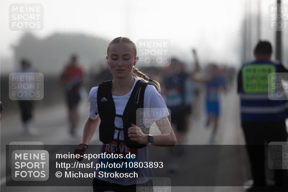 03.10.2026 - Köhlbrandbrückenlauf Michael Strokosch http://msf.ph/oto/10803893 03.10.2026 09:16:23 Position 3 2300 meine-sportfotos.de