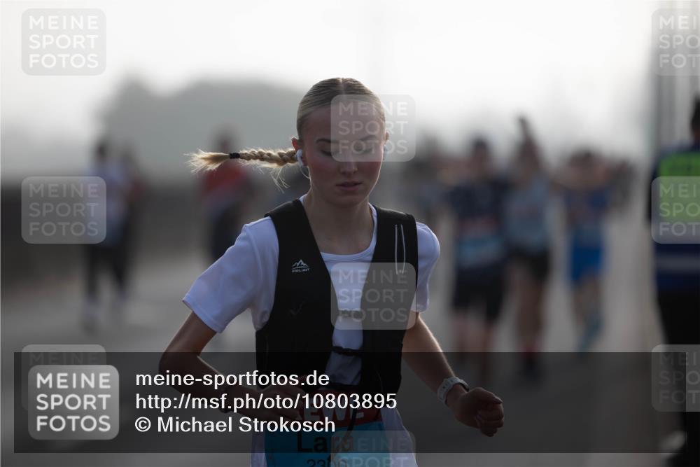 03.10.2026 - Köhlbrandbrückenlauf Michael Strokosch http://msf.ph/oto/10803895 03.10.2026 09:16:23 Position 3 2300 meine-sportfotos.de