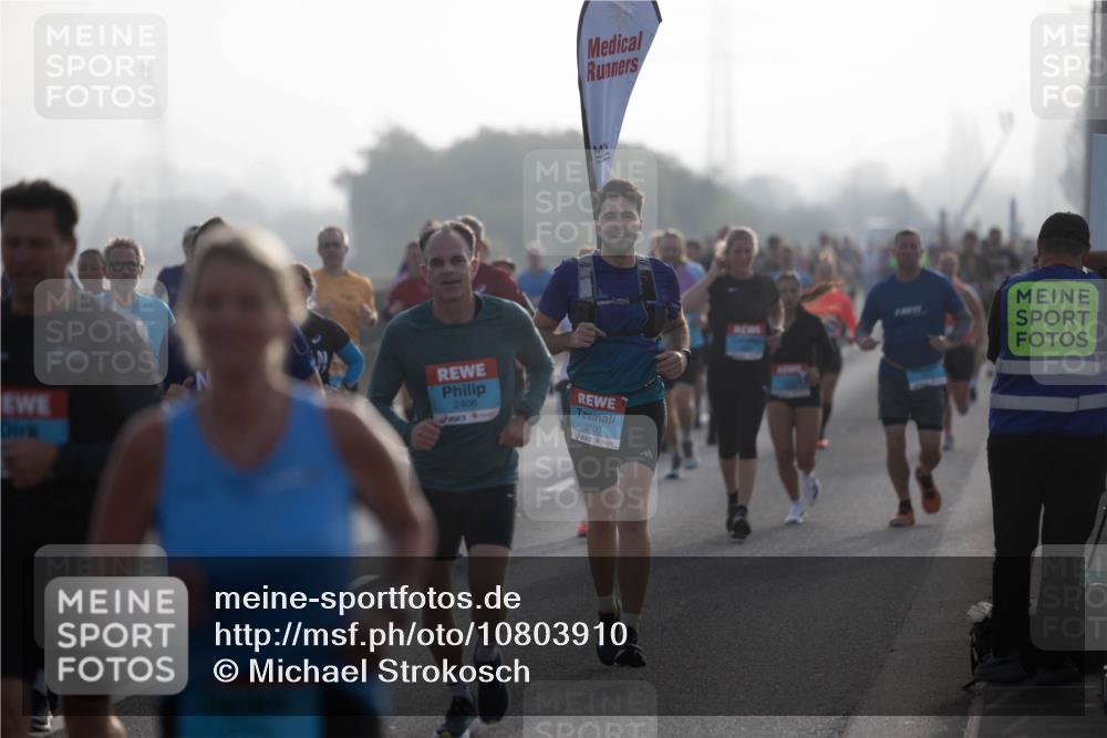 03.10.2026 - Köhlbrandbrückenlauf Michael Strokosch http://msf.ph/oto/10803910 03.10.2026 09:18:33 Position 3 2406, 3700 meine-sportfotos.de