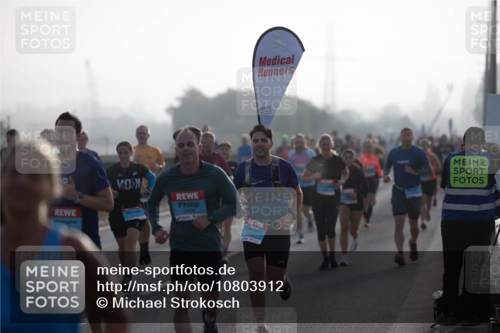 03.10.2026 - Köhlbrandbrückenlauf Michael Strokosch http://msf.ph/oto/10803912 03.10.2026 09:18:34 Position 3 2406, 3700 meine-sportfotos.de