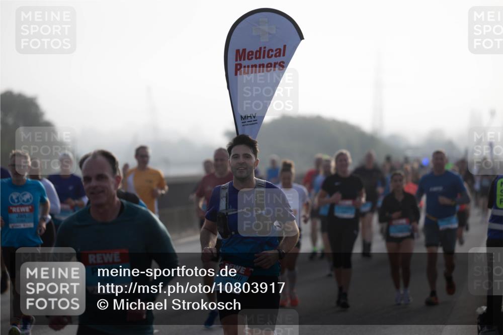 03.10.2026 - Köhlbrandbrückenlauf Michael Strokosch http://msf.ph/oto/10803917 03.10.2026 09:18:36 Position 3 2400, 3700 meine-sportfotos.de