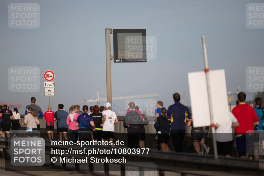 03.10.2026 - Köhlbrandbrückenlauf Michael Strokosch http://msf.ph/oto/10803977 03.10.2026 09:22:02 Position 3 12, 1, 58 meine-sportfotos.de