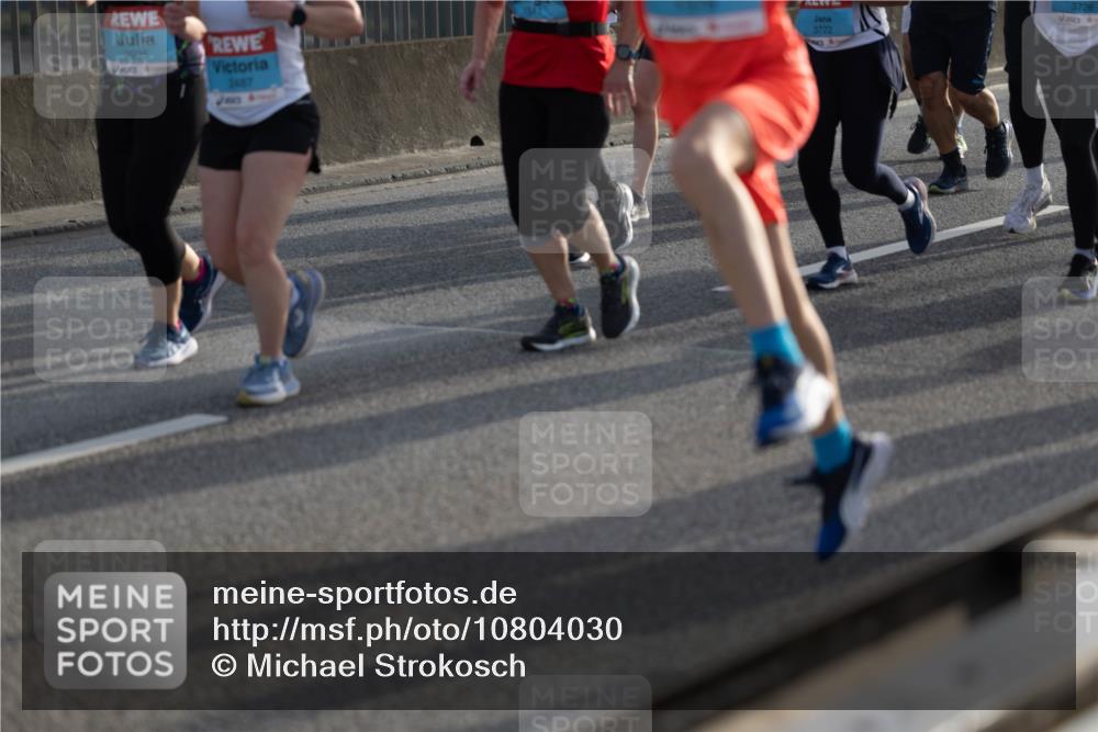 03.10.2026 - Köhlbrandbrückenlauf Michael Strokosch http://msf.ph/oto/10804030 03.10.2026 09:25:30 Position 3 2925, 2487, 3726, 3722 meine-sportfotos.de