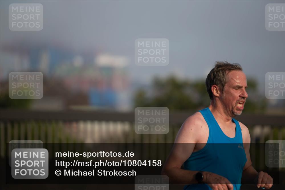 03.10.2026 - Köhlbrandbrückenlauf Michael Strokosch http://msf.ph/oto/10804158 03.10.2026 09:42:36 Position 3  meine-sportfotos.de