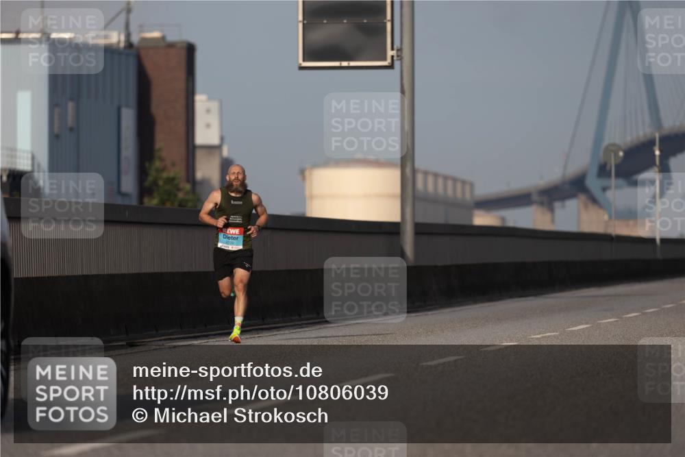 03.10.2026 - Köhlbrandbrückenlauf Michael Strokosch http://msf.ph/oto/10806039 03.10.2026 09:32:09 Position 3 2100 meine-sportfotos.de