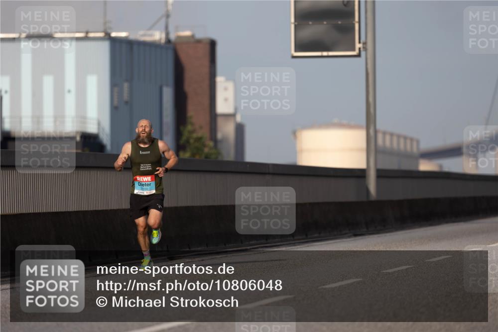 03.10.2026 - Köhlbrandbrückenlauf Michael Strokosch http://msf.ph/oto/10806048 03.10.2026 09:32:11 Position 3 2100 meine-sportfotos.de
