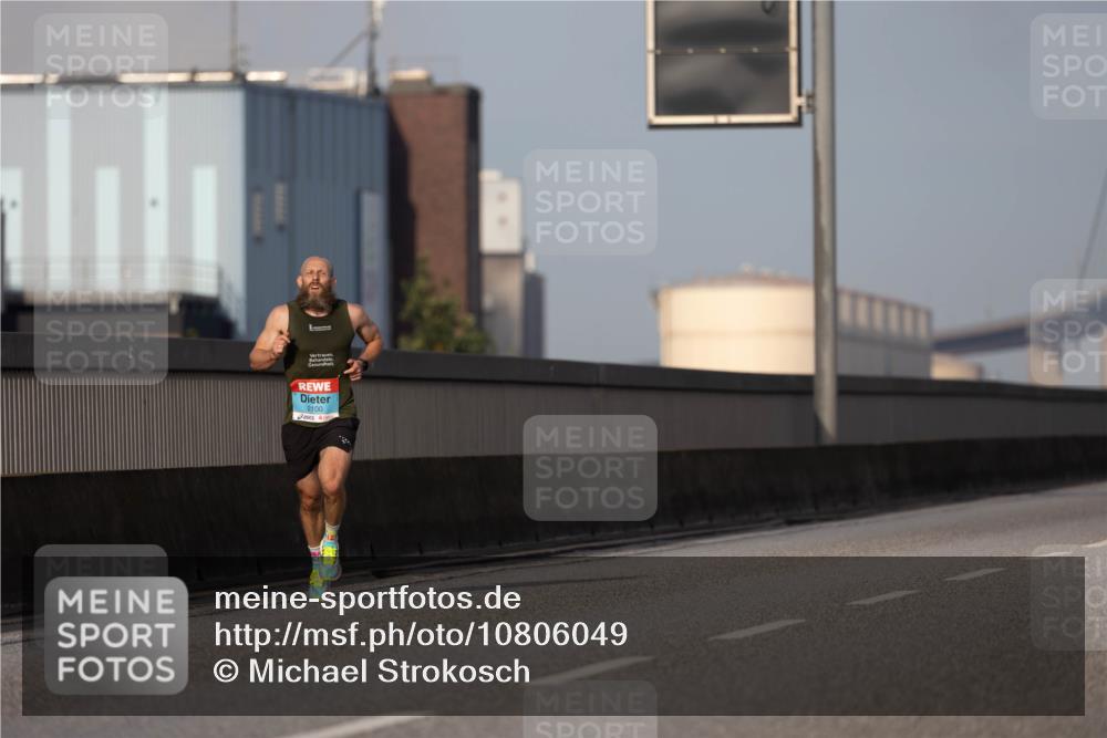 03.10.2026 - Köhlbrandbrückenlauf Michael Strokosch http://msf.ph/oto/10806049 03.10.2026 09:32:11 Position 3 2100 meine-sportfotos.de