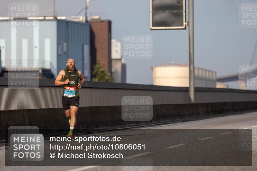 03.10.2026 - Köhlbrandbrückenlauf Michael Strokosch http://msf.ph/oto/10806051 03.10.2026 09:32:11 Position 3 2100 meine-sportfotos.de