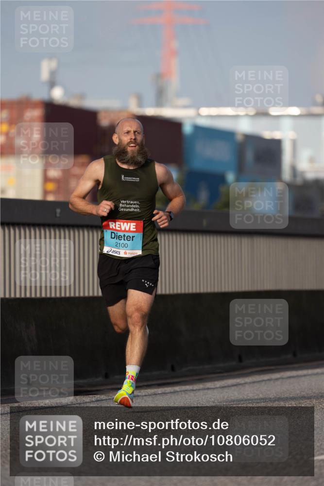 03.10.2026 - Köhlbrandbrückenlauf Michael Strokosch http://msf.ph/oto/10806052 03.10.2026 09:32:15 Position 3 2100 meine-sportfotos.de
