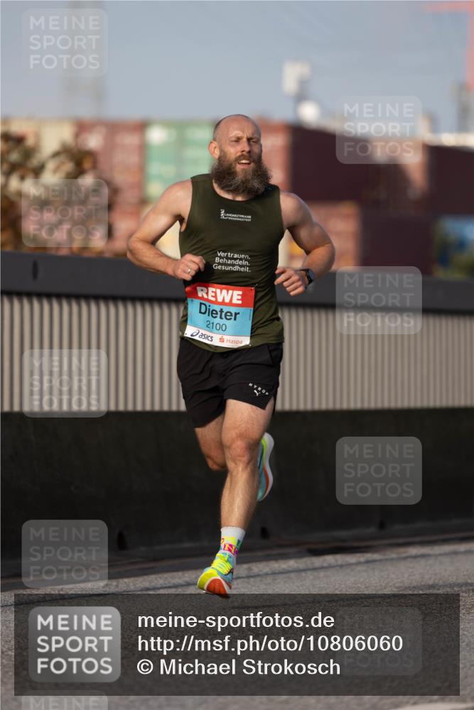 03.10.2026 - Köhlbrandbrückenlauf Michael Strokosch http://msf.ph/oto/10806060 03.10.2026 09:32:16 Position 3 2100 meine-sportfotos.de